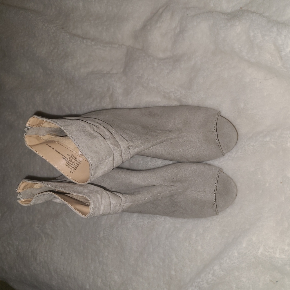 Express Size 10M  Faux Gray Suede - Picture 3 of 9